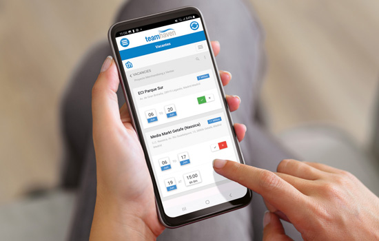 Usuario con móvil viendo vacantes en la app TeamHaven